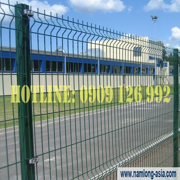 Khung hàng rào lưới B40 được lắp đặt kiên cố bao quanh một công trình xây dựng lớn, đảm bảo an ninh và an toàn